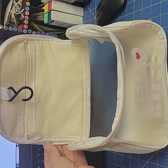 Hello Kitty White Travel Tolietry Zipper Hanging Bag Brand New - Picture 3 of 4